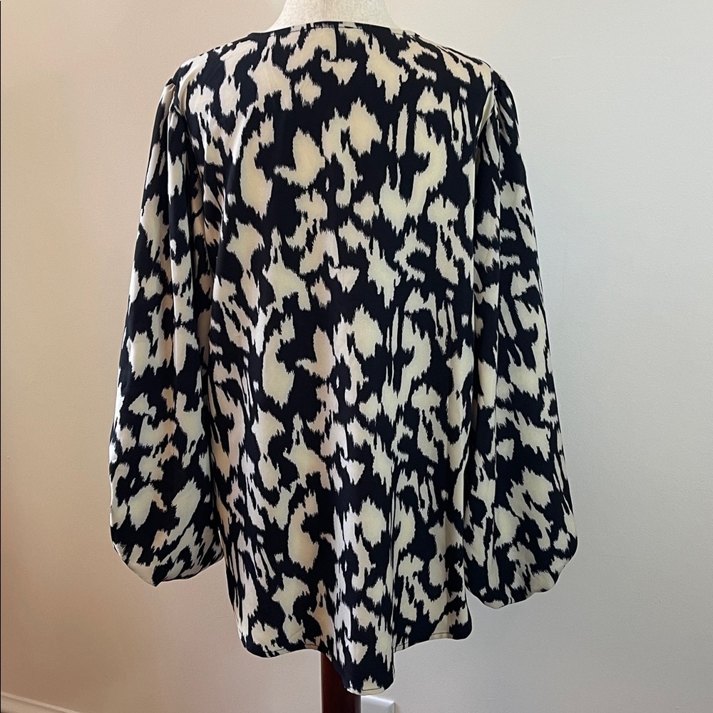 Jodifl Abstract Animal Print Blouse Balloon Sleeve V-Neck Flowy Top Medium - Picture 3 of 5